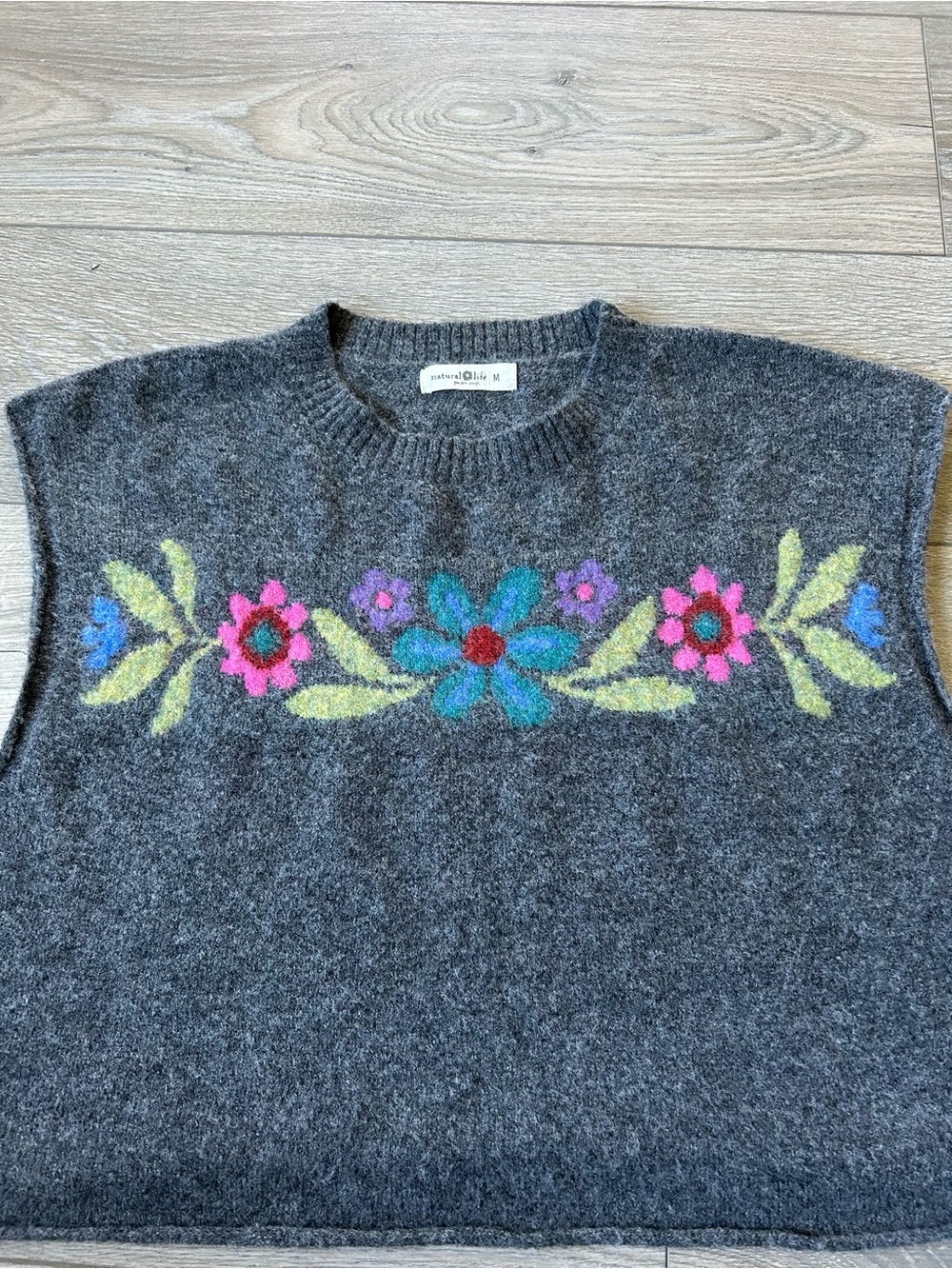 Natural Life Cropped Boxy Floral Pullover Sweater Vest Gray Pink Blue Boho Sz M - Picture 2 of 9